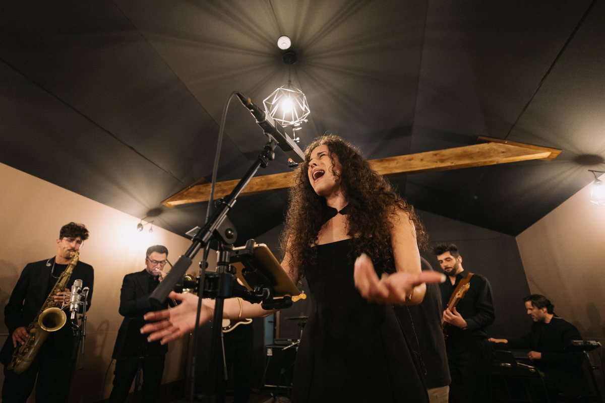 Vocalista e músicos da Gala Grooves em estúdio