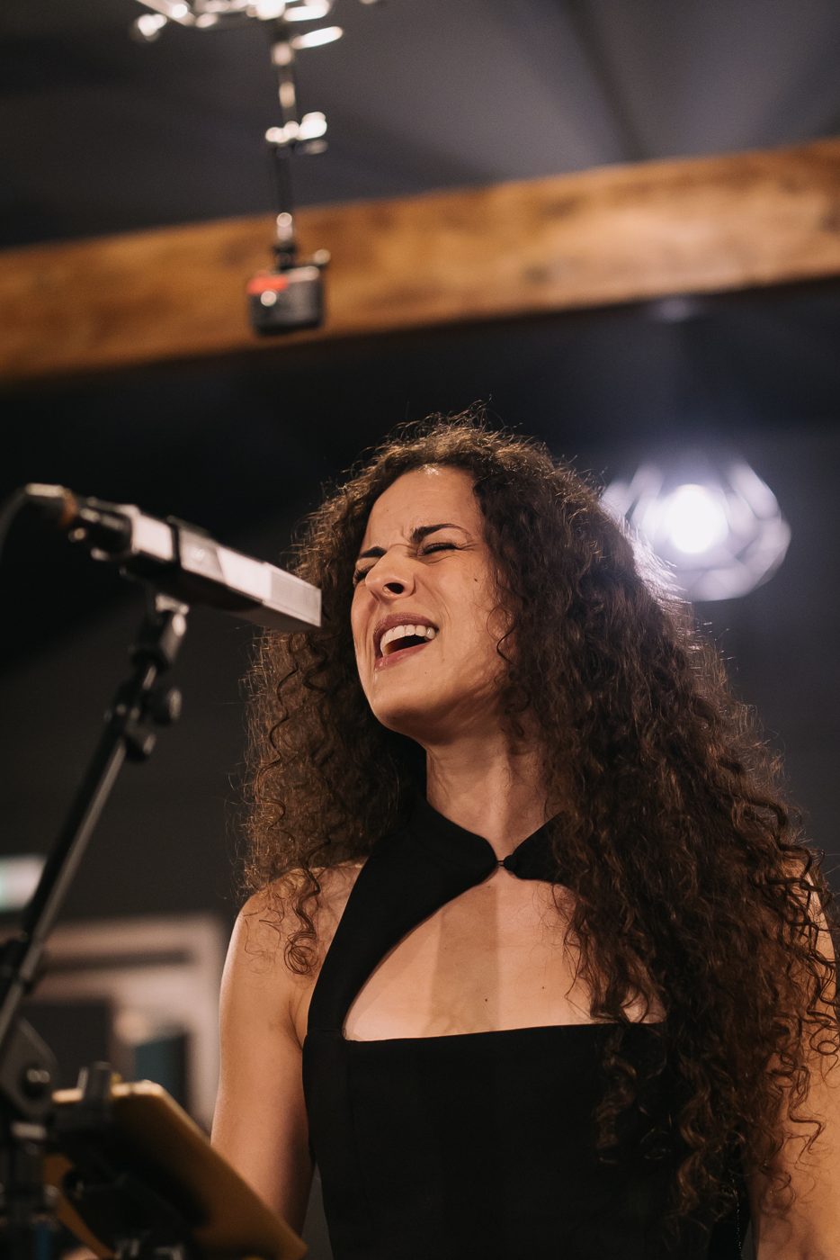 Vocalista da Gala Grooves em estúdio